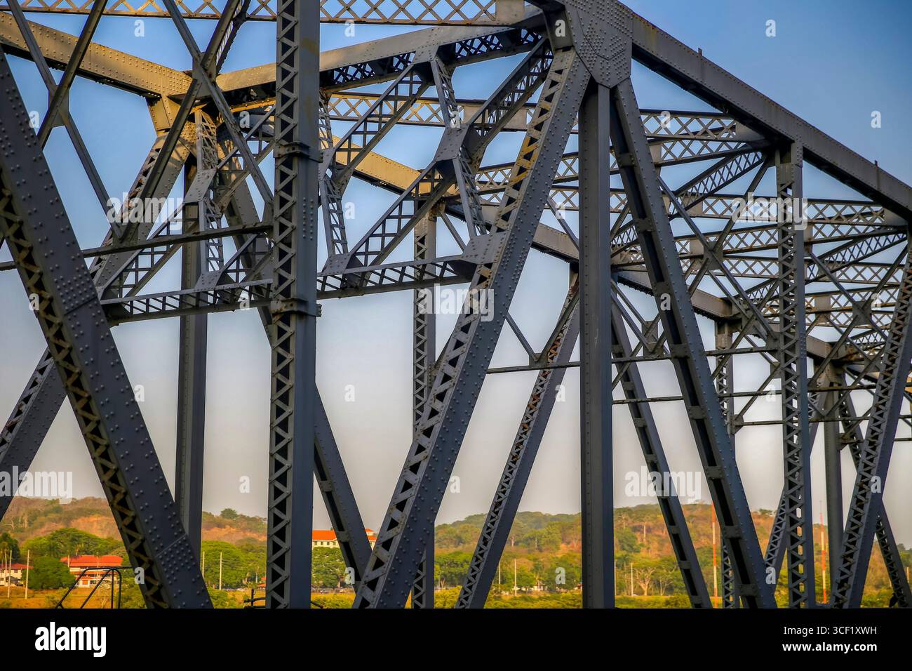 Aus nächster Nähe sehen Sie die Bridge of the Americas, die den Panamakanal überspannt, mit ihrer massiven Stahlkonstruktion und modernen Technik. Stockfoto