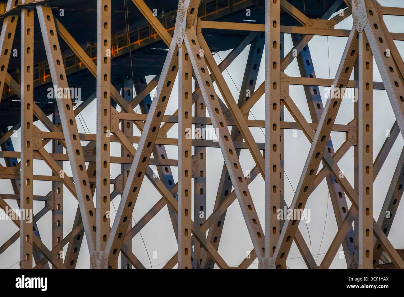 Aus nächster Nähe sehen Sie die Bridge of the Americas, die den Panamakanal überspannt, mit ihrer massiven Stahlkonstruktion und modernen Technik. Stockfoto
