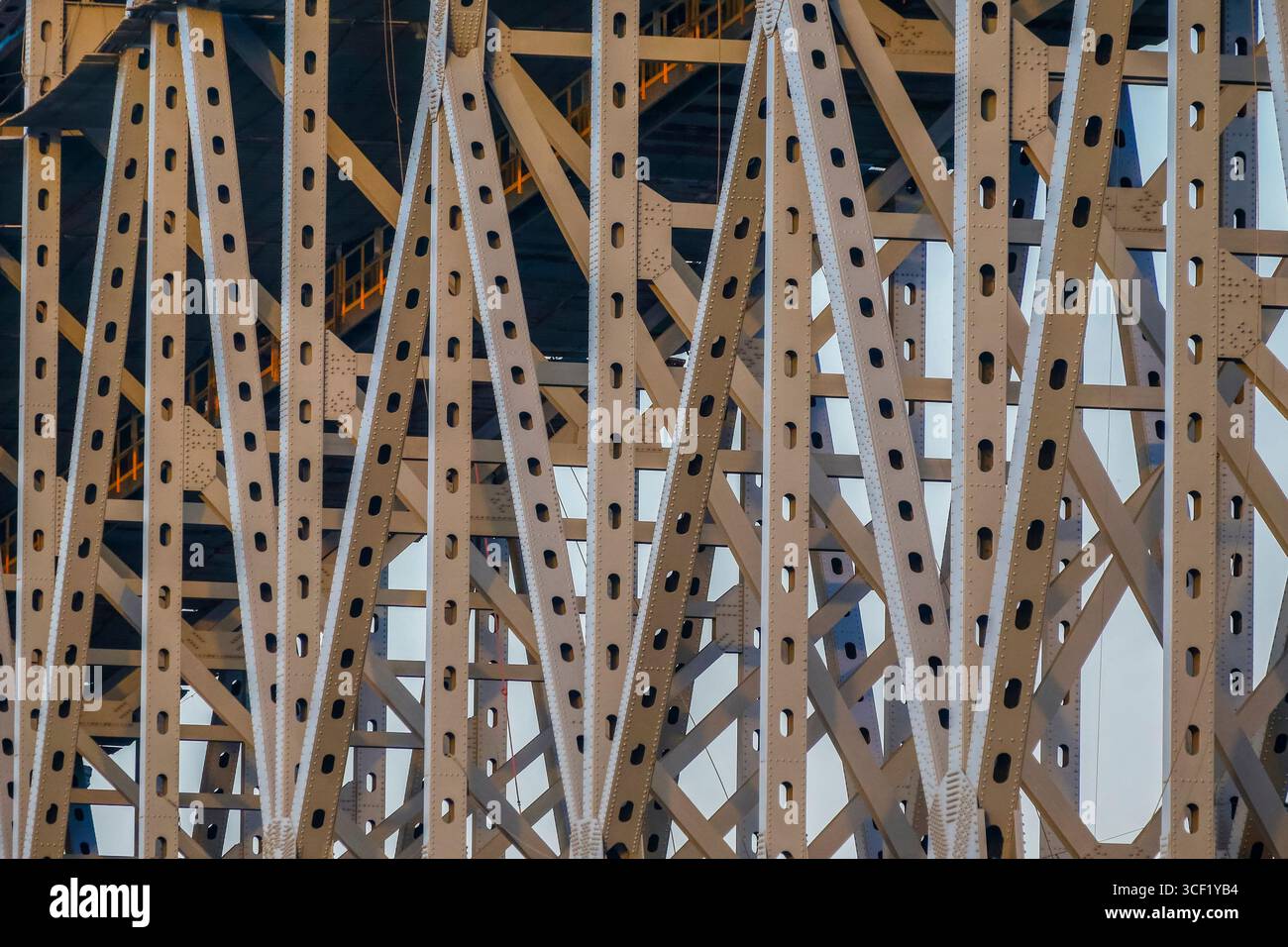 Aus nächster Nähe sehen Sie die Bridge of the Americas, die den Panamakanal überspannt, mit ihrer massiven Stahlkonstruktion und modernen Technik. Stockfoto