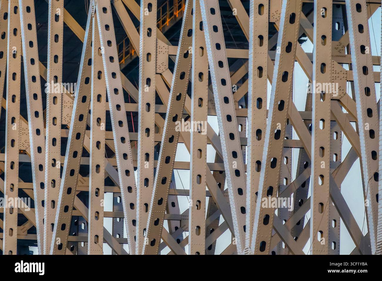 Aus nächster Nähe sehen Sie die Bridge of the Americas, die den Panamakanal überspannt, mit ihrer massiven Stahlkonstruktion und modernen Technik. Stockfoto