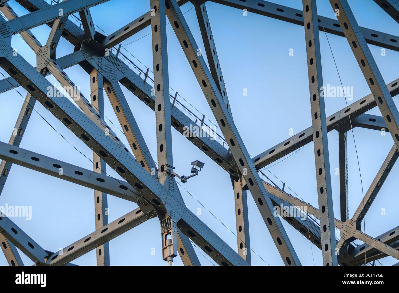 Aus nächster Nähe sehen Sie die Bridge of the Americas, die den Panamakanal überspannt, mit ihrer massiven Stahlkonstruktion und modernen Technik. Stockfoto