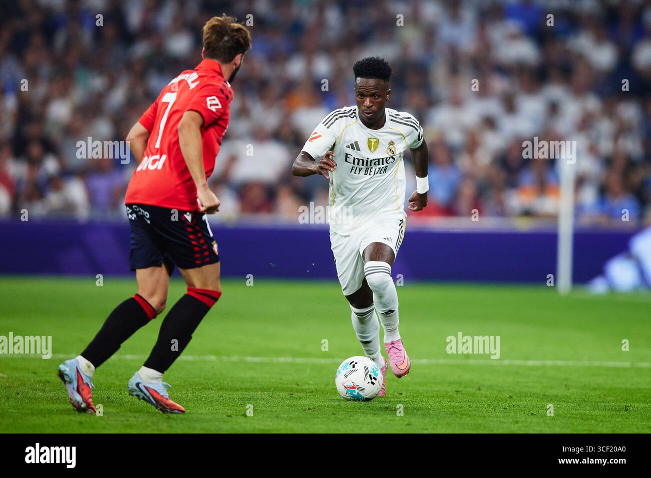 MADRID, SPANIEN - 19. AUGUST: Vinicius Junior von Real Madrid während des LaLiga EA Sports Matches zwischen Real Madrid CF und CA Osasuna am 19. August 2025 im Estadio Santiago Bernabeu in Madrid. (Foto von QSP) Stockfoto