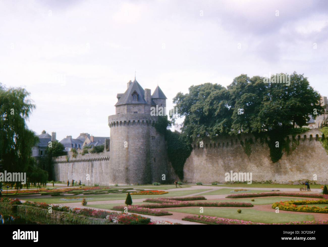 Die mittelalterlichen Stadtmauern und der Jardin des Remparts in Vannes, Bretagne, Frankreich, wurden im August 1963 auf 35-mm-Diafilm aufgenommen. Stockfoto
