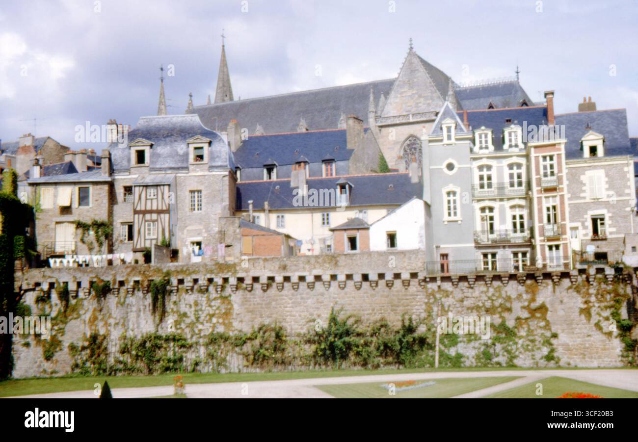 Kathedrale von Vannes und historische Stadtmauern in Vannes, Bretagne, Frankreich, von den Rampart-Gärten im August 1963 auf 35-mm-Diafilm gesehen. Stockfoto
