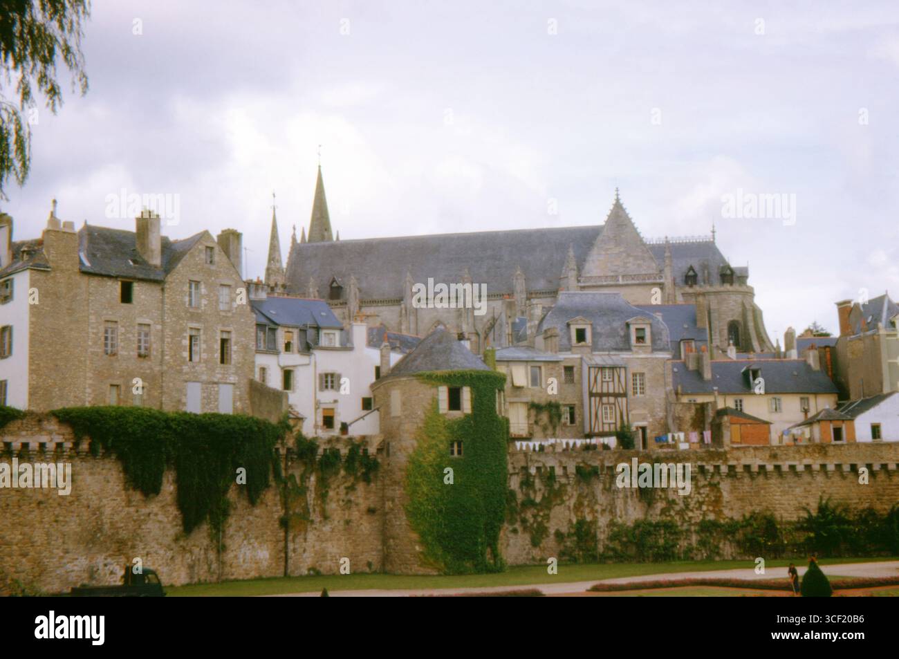 Kathedrale von Vannes und historische Stadtmauern in Vannes, Bretagne, Frankreich, von den Rampart-Gärten im August 1963 auf 35-mm-Diafilm gesehen. Stockfoto