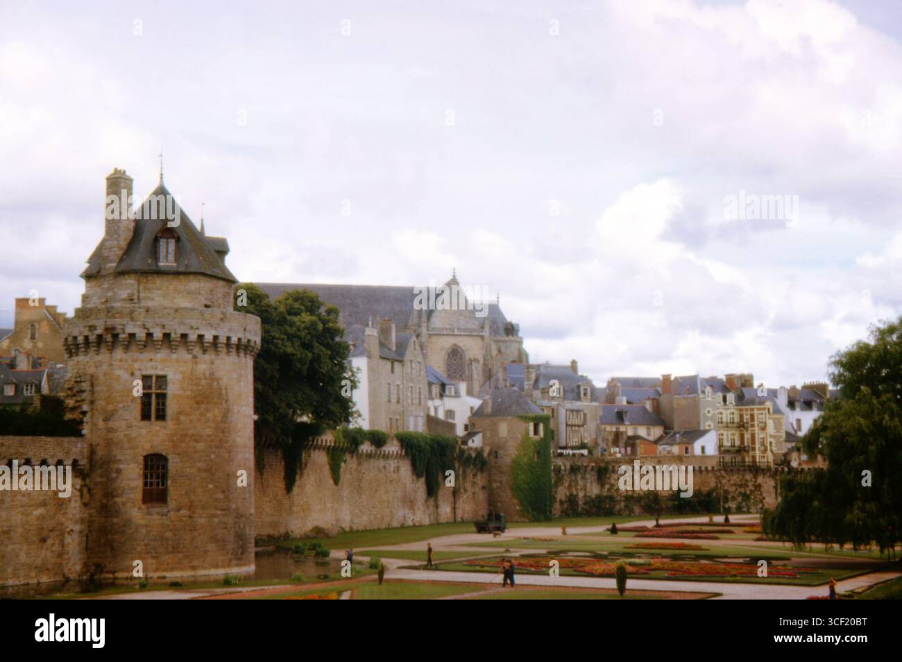 Kathedrale von Vannes und historische Stadtmauern in Vannes, Bretagne, Frankreich, von den Rampart-Gärten im August 1963 auf 35-mm-Diafilm gesehen. Stockfoto