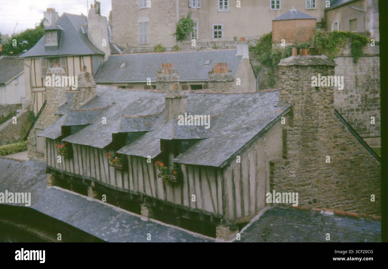 Lavoirs de la Garenne waschen Häuser neben den Stadtmauern im mittelalterlichen Vannes, Bretagne, Frankreich. Fotografiert im August 1963 auf 35-mm-Diafilm. Stockfoto