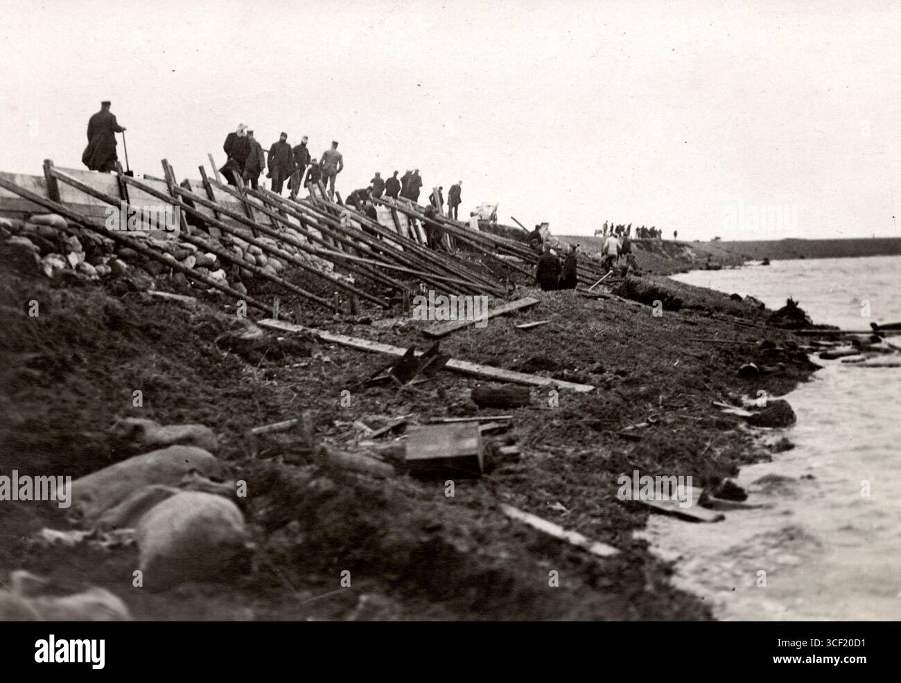 In Purmerend, Niederlande, wurden niederländische Soldaten eingesetzt, um den Zuiderzee-Deich zu verstärken, nachdem er während der Überschwemmungskatastrophe von 1916 gebrochen wurde, um weitere Überschwemmungen und Schäden zu verhindern. Stockfoto