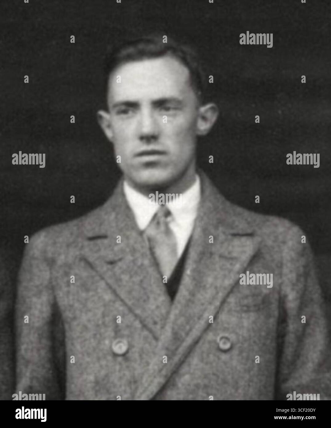 Das ist ein Porträt von Carlos Schneeberger aus dem Jahr 1928. Er wird in einem formalen Setting dargestellt, typisch für Porträts aus dieser Zeit. Stockfoto