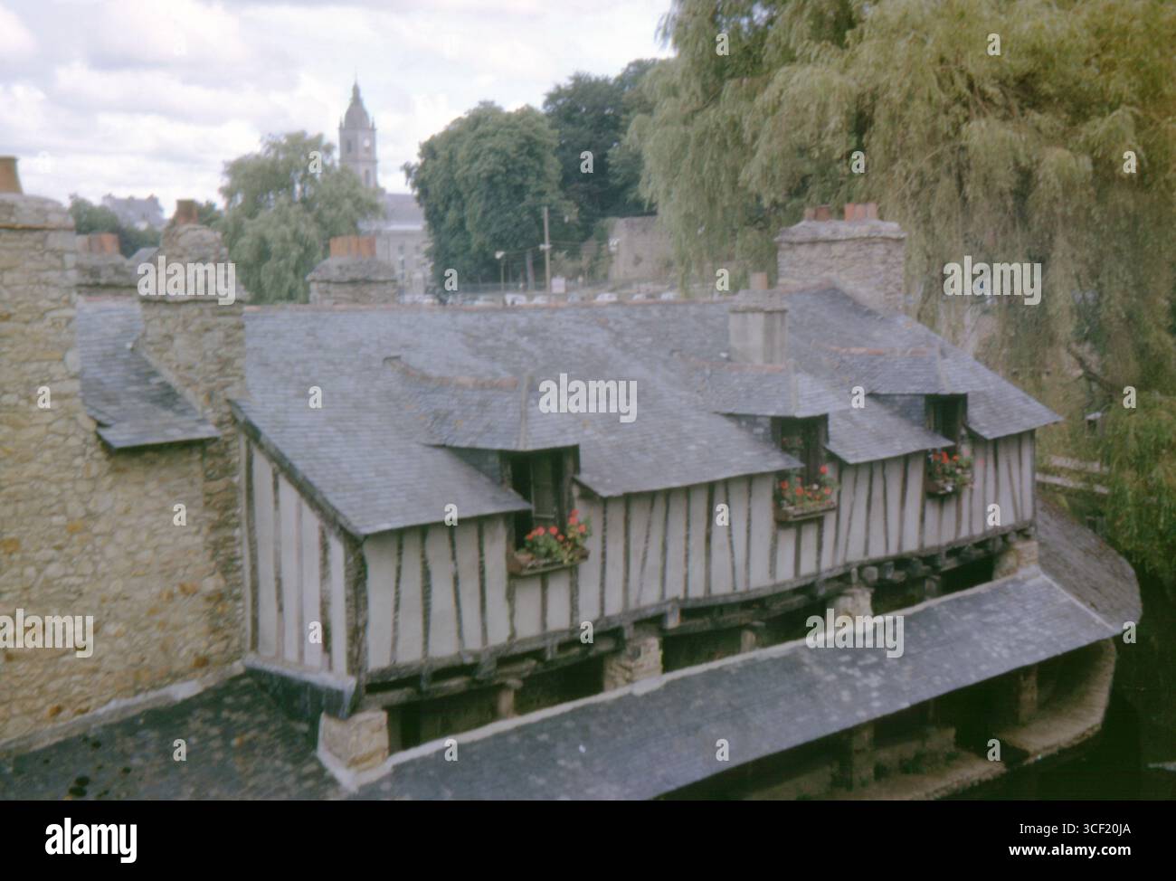 Lavoirs de la Garenne waschen Häuser neben den Stadtmauern im mittelalterlichen Vannes, Bretagne, Frankreich. Fotografiert im August 1963 auf 35-mm-Diafilm. Stockfoto