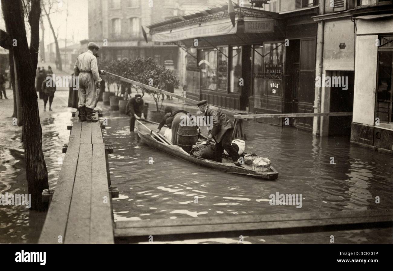 Aufgrund der Überschwemmung der seine im Jahr 1924 wurden Güter mit Booten durch überflutete Straßen transportiert, wie in Choisy-le-ROI zu sehen ist. Stockfoto