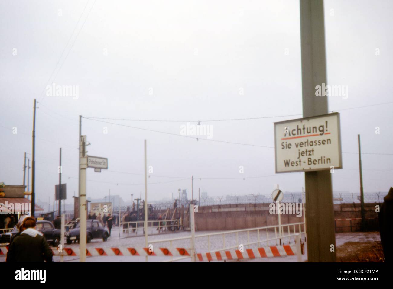 Potsdamer Platz, Berlin, April 1963. Das Schild warnt „Sie verlassen West-Berlin“ in der Nähe des Grenzübergangs der Berliner Mauer während der Division des Kalten Krieges. Stockfoto