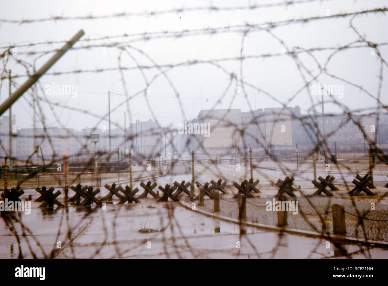 Potsdamer Platz, Berlin, April 1963. Befestigungen und Stacheldraht markieren die Berliner Mauer und die innerdeutsche Grenze während der Zeit des Kalten Krieges. Stockfoto