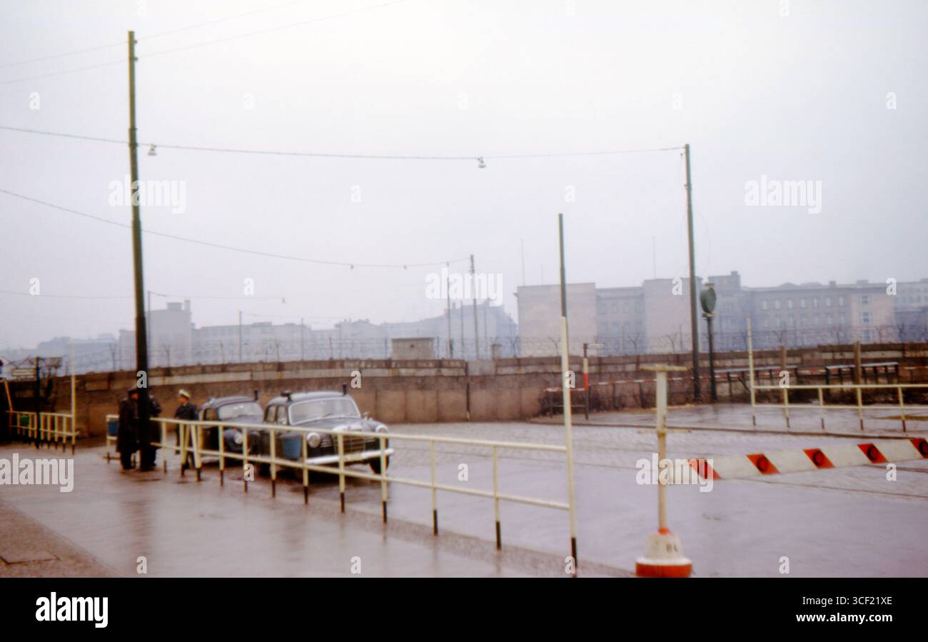 Berliner Mauer, Checkpoint, West-Berlin, Ost-Berlin, 1963, Grenzzone, Kalter Krieg, Polizei, Deutschland, 1960er Jahre, Checkpoint, Stockfoto