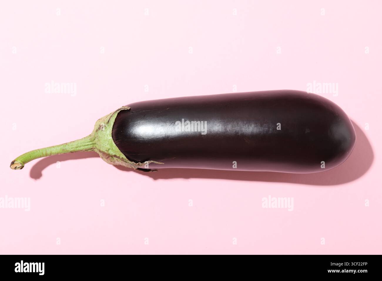 Reife Auberginen auf hellrosa Hintergrund, Draufsicht Stockfoto