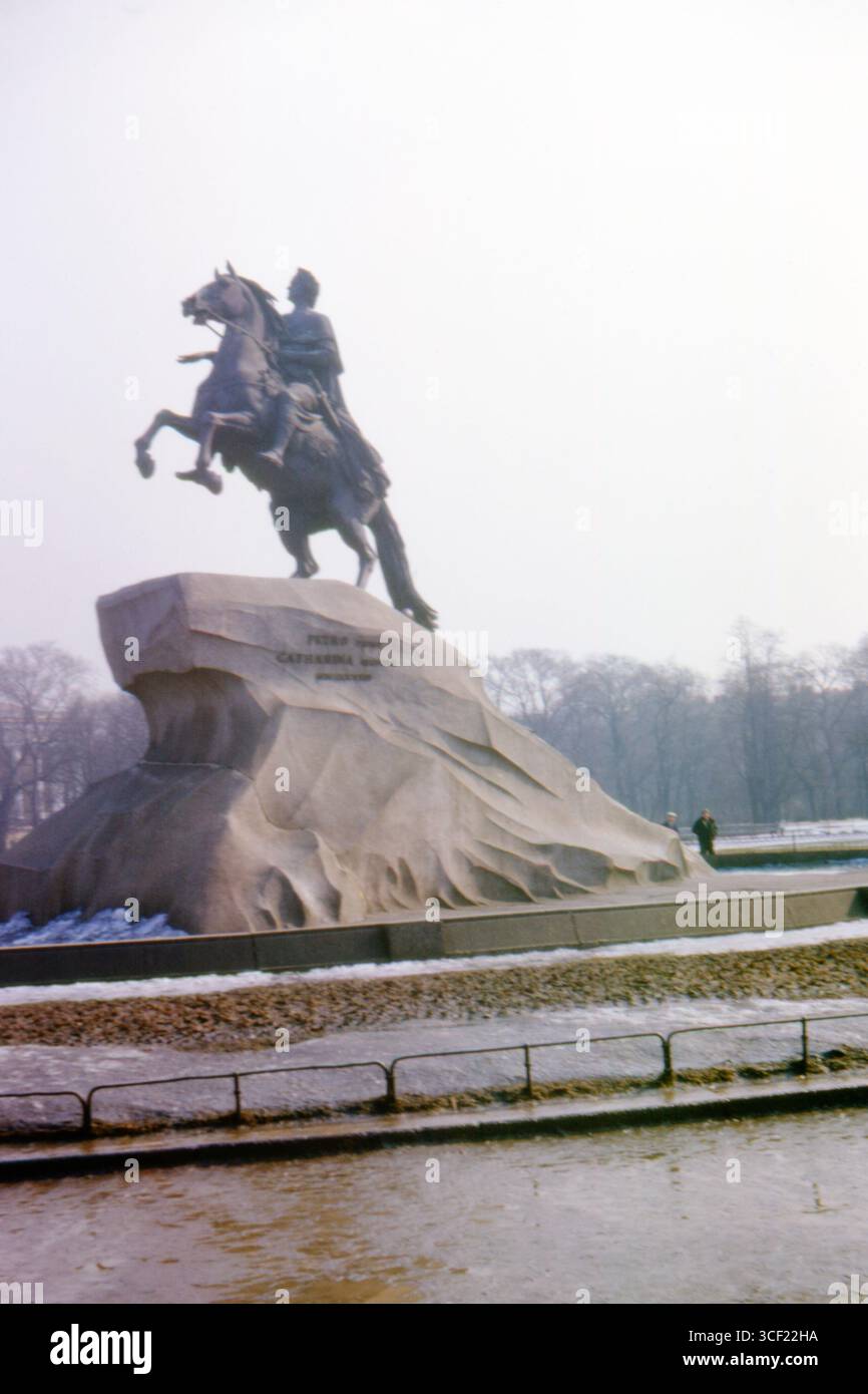 Die bronzene Reiterstatue von Peter dem Großen, Sankt Petersburg, Russland, fotografiert im April 1963 während des Frühjahrstauens. Stockfoto