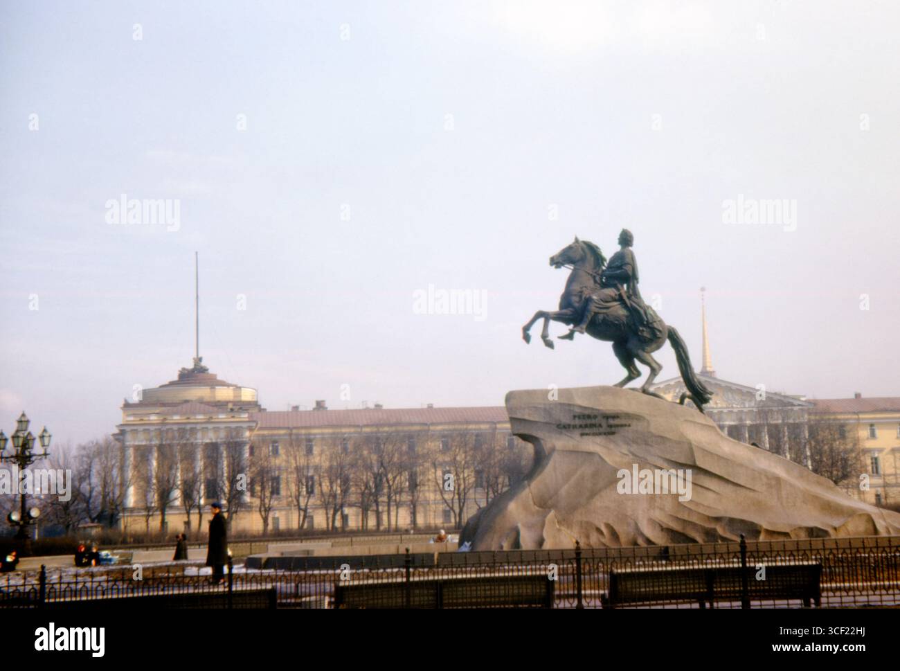 Bronzene Reiterstatue von Peter dem Großen auf dem Senatsplatz in Sankt Petersburg, Russland, April 1963, mit der Admiralität im Hintergrund. Stockfoto
