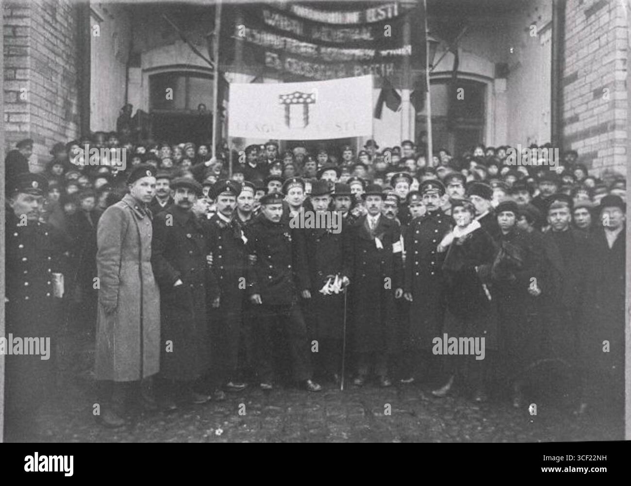 Alexander Kerenski, Minister in der russischen Provisorischen Regierung, fotografierte am 22. April 1917 mit J. Breko-Brekowskaja am Bahnhof Balti. Stockfoto