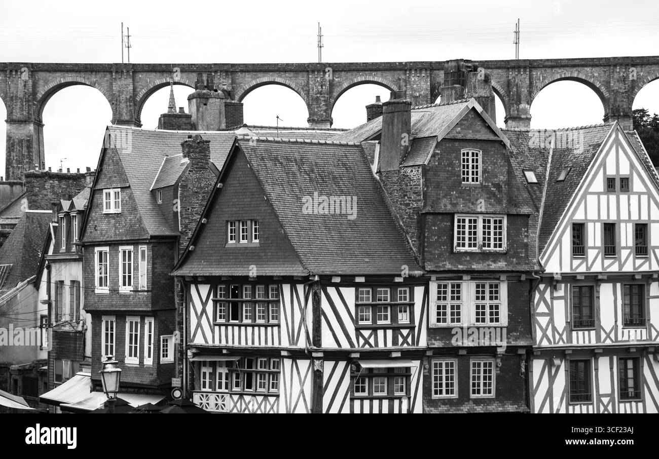 Alte Fachwerkhäuser und Zugviadukte in Morlaix, Finistere, Bretagne, Frankreich. Schwarzweißes historisches Foto. Stockfoto