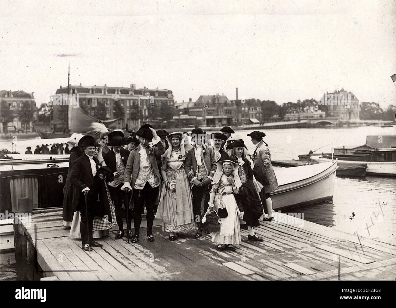 Eine Zaanse-Hochzeitsprozession bei der Ausstellung „The Woman 1813-1913“ in den Niederlanden 1913, bei der Braut und Bräutigam auf einem Dock von Brautbegleitern umgeben sind. Stockfoto