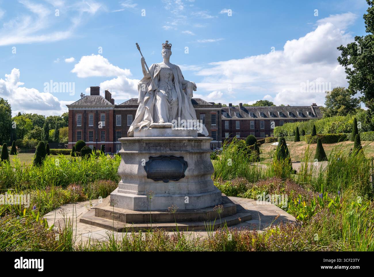 Queen Victoria Skulptur vor dem Kensington Palace Stockfoto