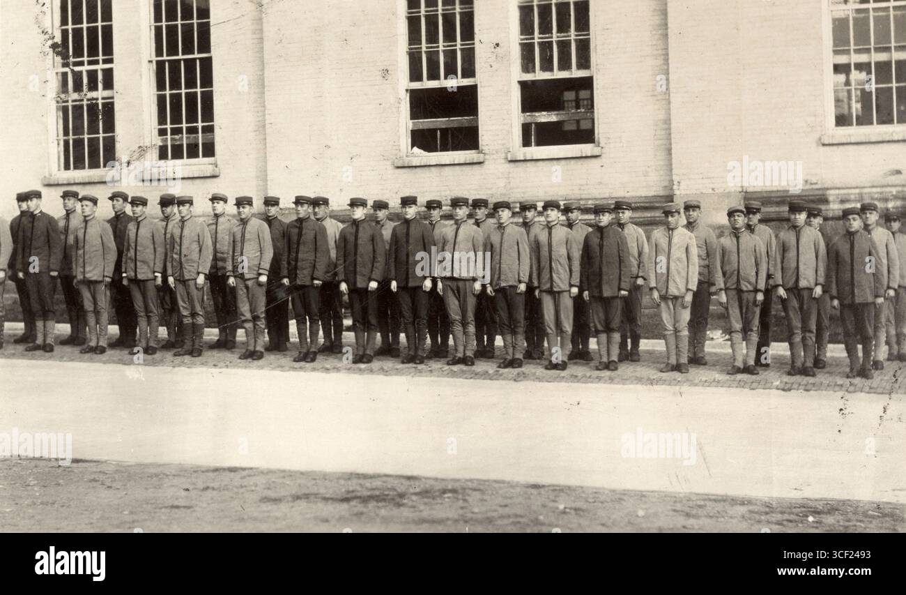 Im Elmira Prison in der Nähe von New York, USA, werden im Jahr 1926 alle Häftlinge in Gefängnisuniformen während des Nachmittagssitzes gezeigt. Stockfoto