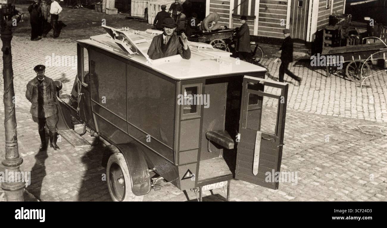 Im Jahr 1925 wurde der Wagen „Diebe“ für den Transport von Kriminellen in den Niederlanden verwendet, wie auf dem Foto zu sehen ist. Stockfoto