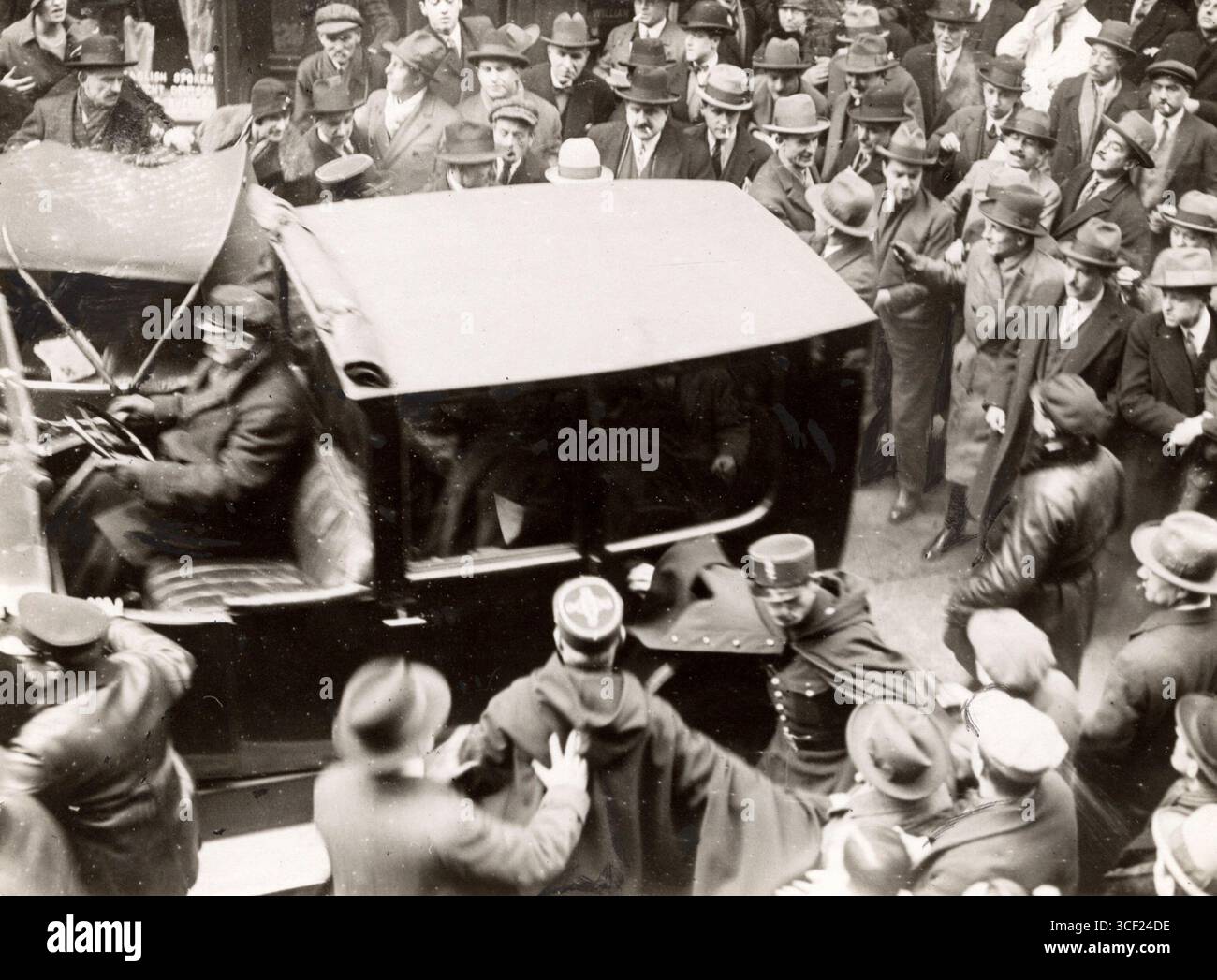 1928 wurde ein Mörder in einem „Diebe“-Wagen in Frankreich transportiert, wie auf dem historischen Foto zu sehen ist. Stockfoto