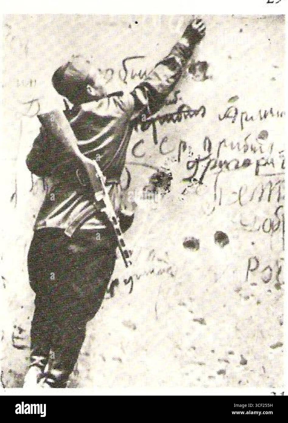Im Mai 1945 hinterließ ein sowjetischer Soldat ein Graffiti an der Berliner Reichstag-Mauer, das einen symbolischen Moment am Ende des Zweiten Weltkriegs markiert Stockfoto