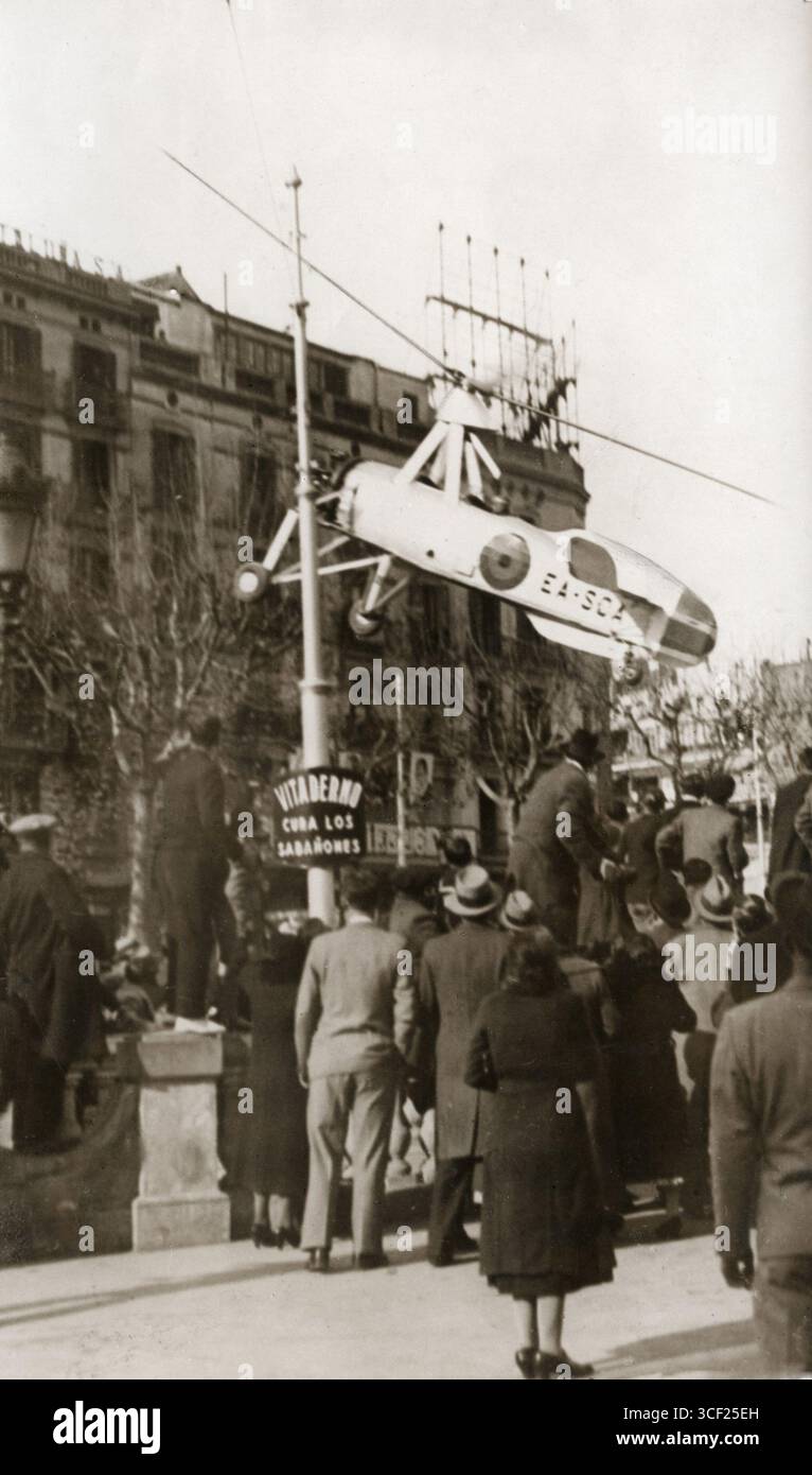Eine Cierva autogiro, ein Flugzeugtyp mit einem Hubrotor anstelle von Flügeln, kollidierte beim Start in Barcelona, Spanien, mit Straßenbahndrähten, was 1935 zu einem Absturz führte. Stockfoto