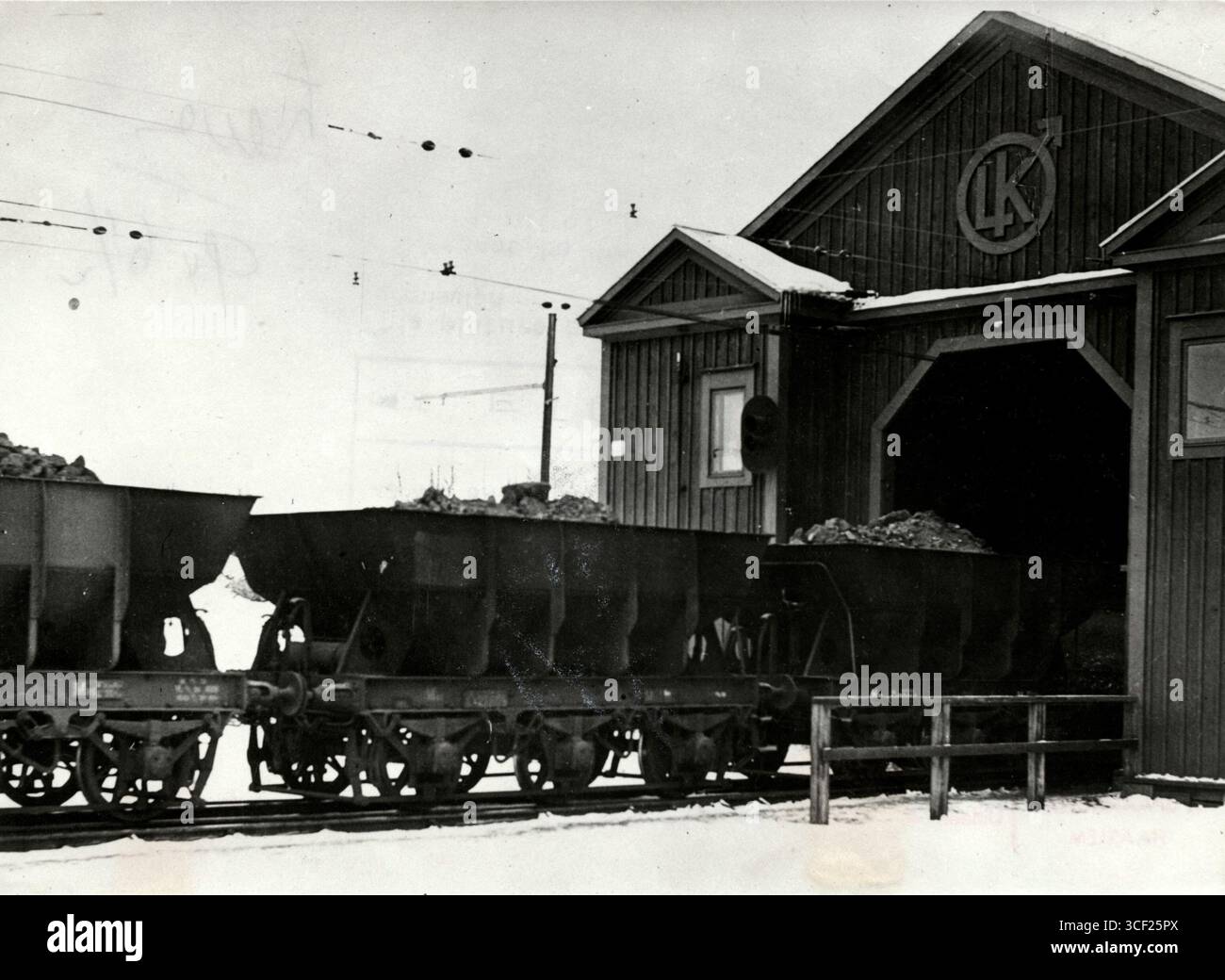 Eisenerzbergbau in Kiruna, Schweden/Lappland, 1940. Das abgebaute Erz wird in offenen Waggons auf einer Eisenbahn zum Hafen von Narvik transportiert, der sich am Atlantik befindet. Stockfoto