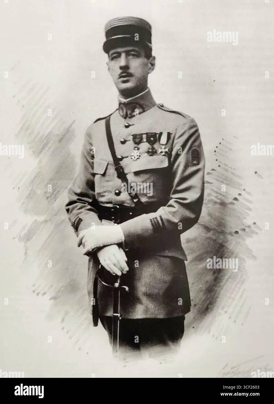 Dieses Foto von Charles de Gaulle aus dem Jahr 1920 fängt den zukünftigen französischen Präsidenten und Militärführer früh in seinem Leben ein, bevor er für seine Rolle im Zweiten Weltkrieg und später für die Gründung der Fünften Französischen Republik bekannt wurde. Stockfoto