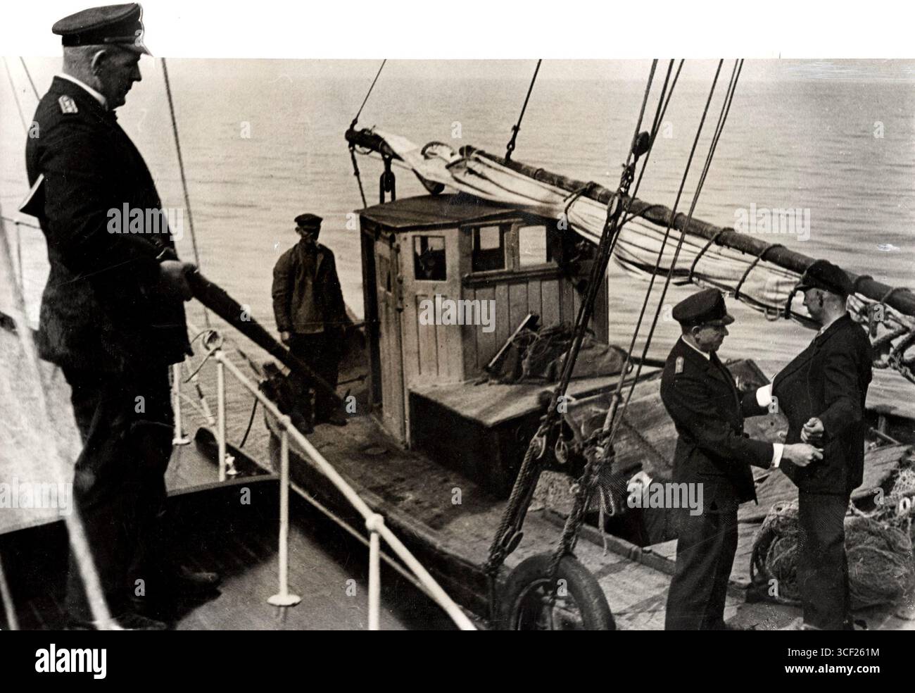 Im Jahr 1932 haben Zollbeamte ein Schmuggelschiff auf der Ostsee während der Operationen gegen Alkoholschmuggler abgefangen. Das Schiff wurde in deutschen Gewässern an Bord genommen. Stockfoto