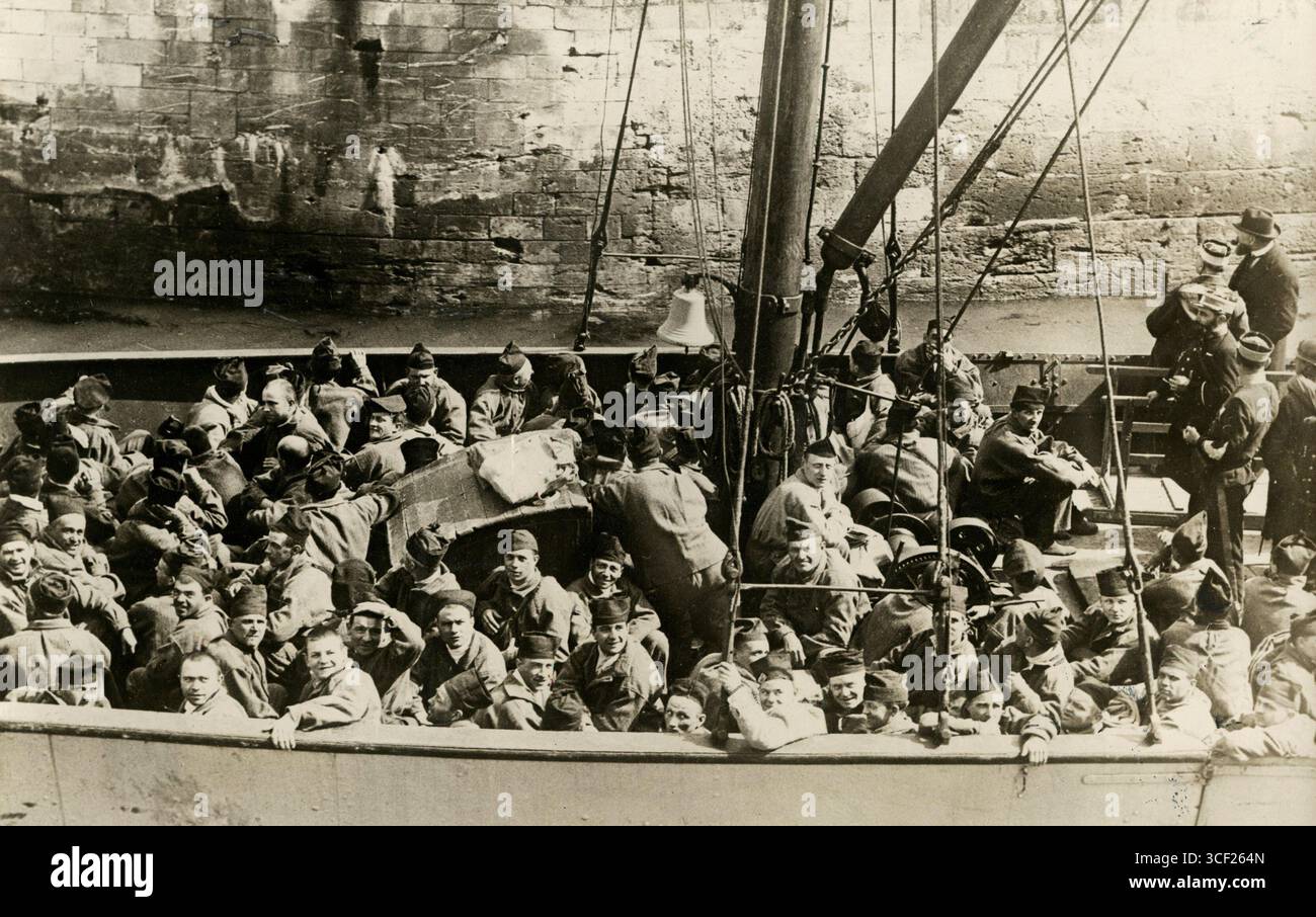 Gefangene an Bord eines Bootes, das 1935 in Richtung der französischen Strafkolonie Devil's Island fuhr. Auf dem Foto wird die erzwungene Umsiedlung aufgenommen. Stockfoto