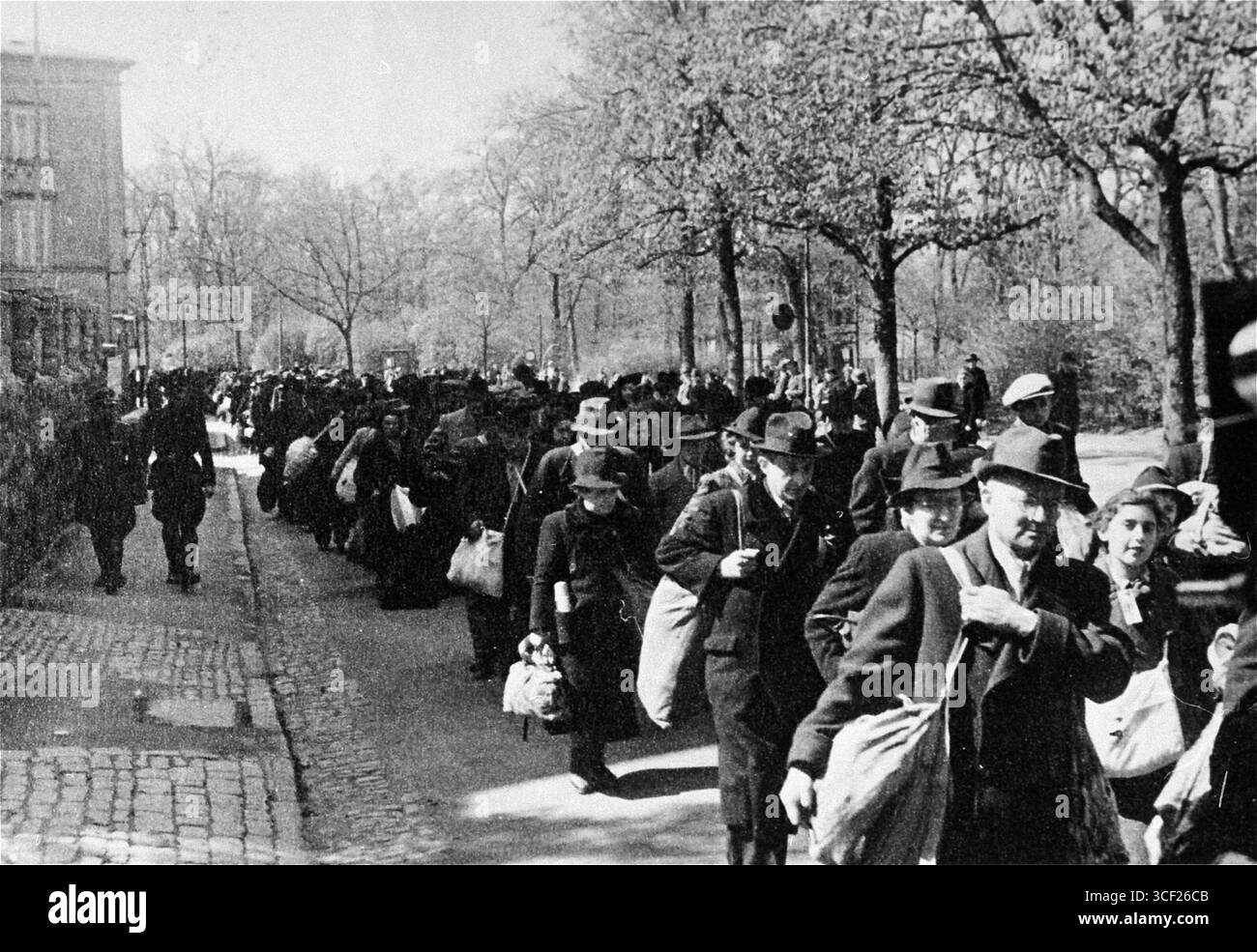Am 25. April 1942 marschierten aus Würzburg deportierte Juden entlang der Hindenburgstraße vom Platzschen Garten zum Bahnhof, was Teil der Massendeportationsbemühungen des NS-Regimes während des Holocaust war. Stockfoto