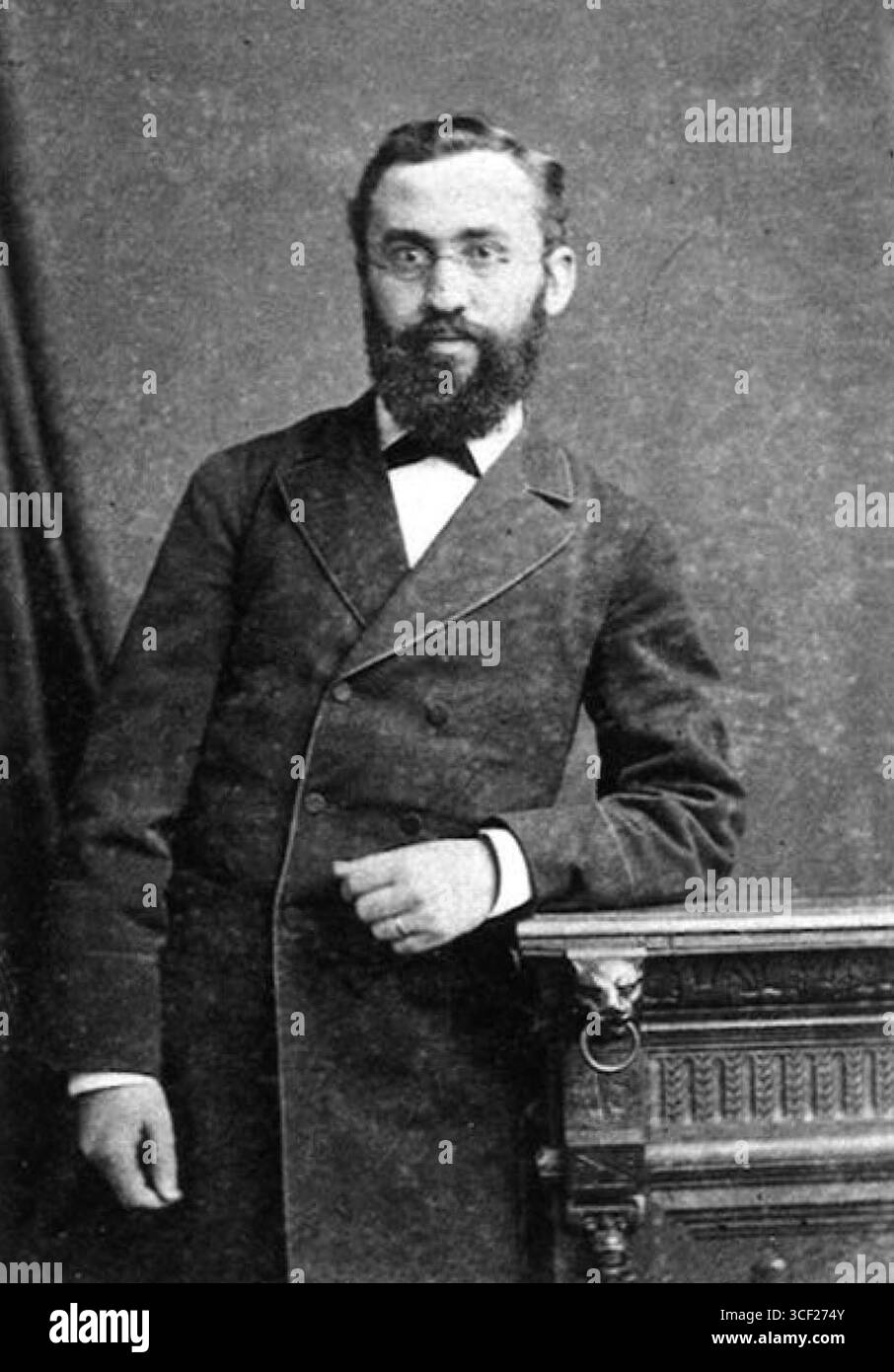 Hendrik Antoon Lorentz stand anlässlich seiner Promotion 1875, mit einem Löwenkopf aus Holz und Metallring, der auf einem Möbelstück sichtbar ist. Stockfoto