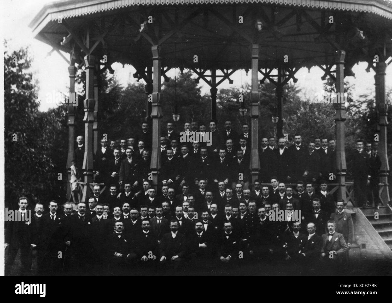 Der Venlona Männerchor in seinen frühen Jahren, 1900 von Willy Geyr gegründet, ist hier im Jahr 1903 abgebildet. Der Chor erhielt mehrere Preise bei Musikwettbewerben und hatte 125 Gründungsmitglieder. Stockfoto