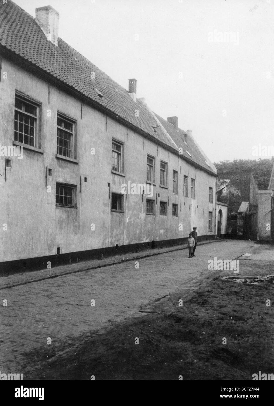 Ein Foto aus dem Jahr 1938 des Militärgarnisonsspitals Prinsenhof, das das Äußere entlang der Minderbroedersstraat zeigt. Stockfoto