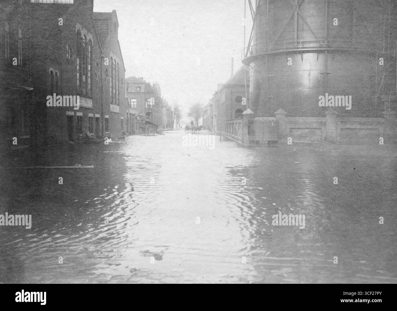 1920 verursachten hohe Wasserstände in der Bolwaterstraat Überschwemmungen. Das Bild zeigt links das Kraftwerk und rechts die Gasfabrik, beides wichtige Stadtwerke. Stockfoto