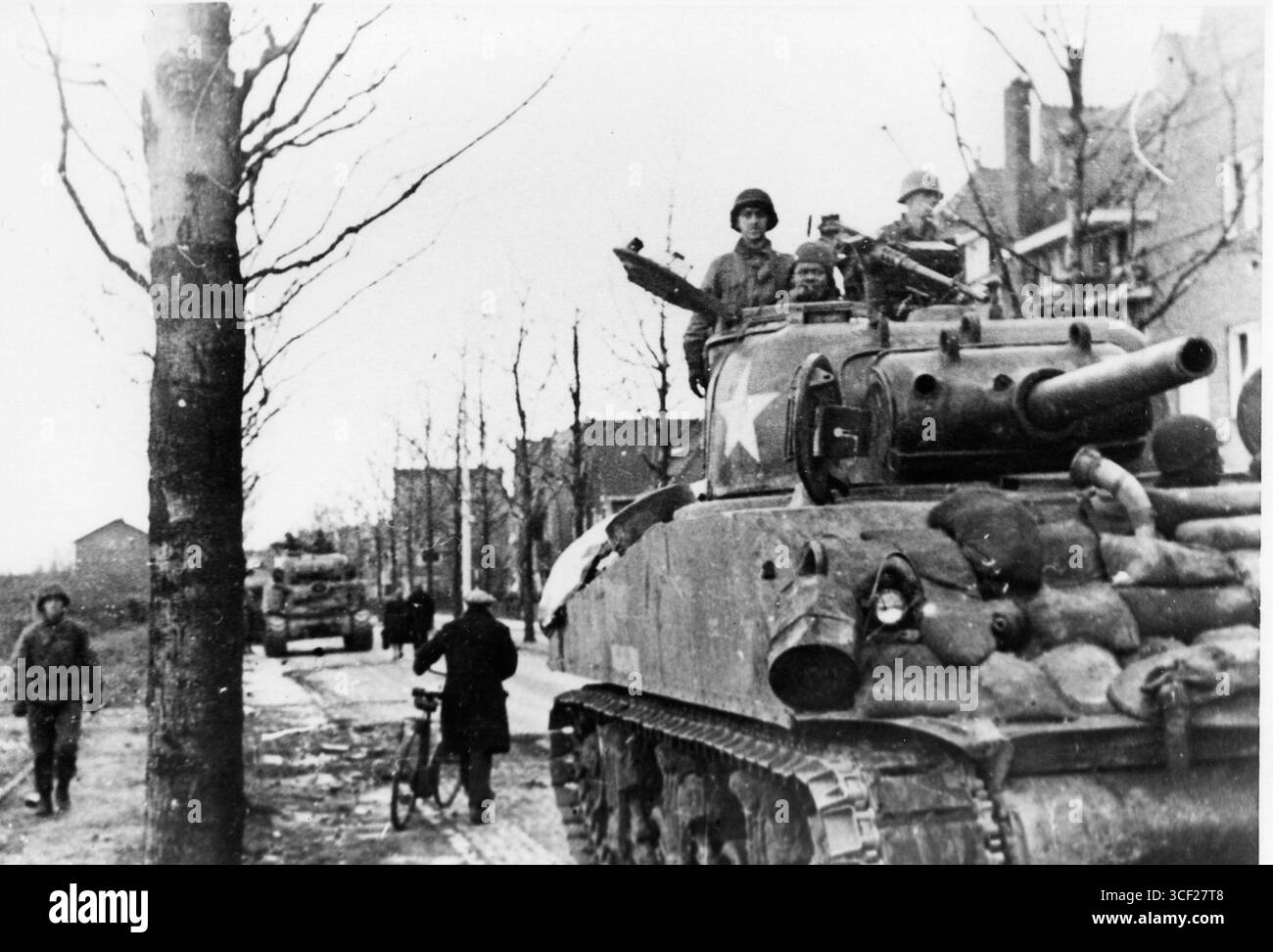 Anfang März 1945 wurden amerikanische Panzer auf dem Hamburgersingel stationiert, der später in Deken van Oppensingel umbenannt wurde. Stockfoto