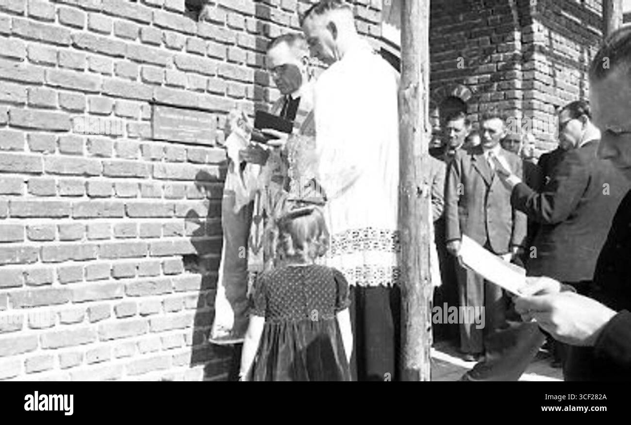 Dieses Foto aus dem Jahr 1953 zeigt die Zeremonie, bei der der erste Stein für den „Onbevlekt Hart van Mariakerk“ an der Kreuzung von Heymansstraat und Kockerseweg im Boekend-Gebiet von Venlo gelegt wurde. Stockfoto