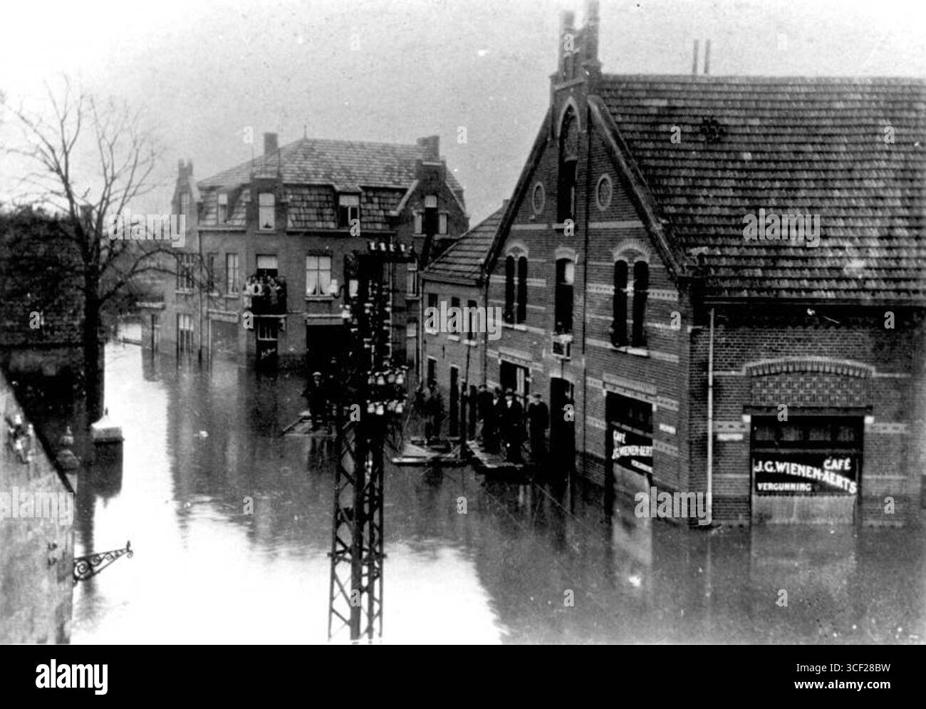 Ein Foto aus dem Januar 1926, das Hochwasser zeigt, mit der Grote Steegstraat links und Witherenstraat in der Mitte rechts. Das Hochwasser verursachte erhebliche Schäden in diesem Bereich. Stockfoto
