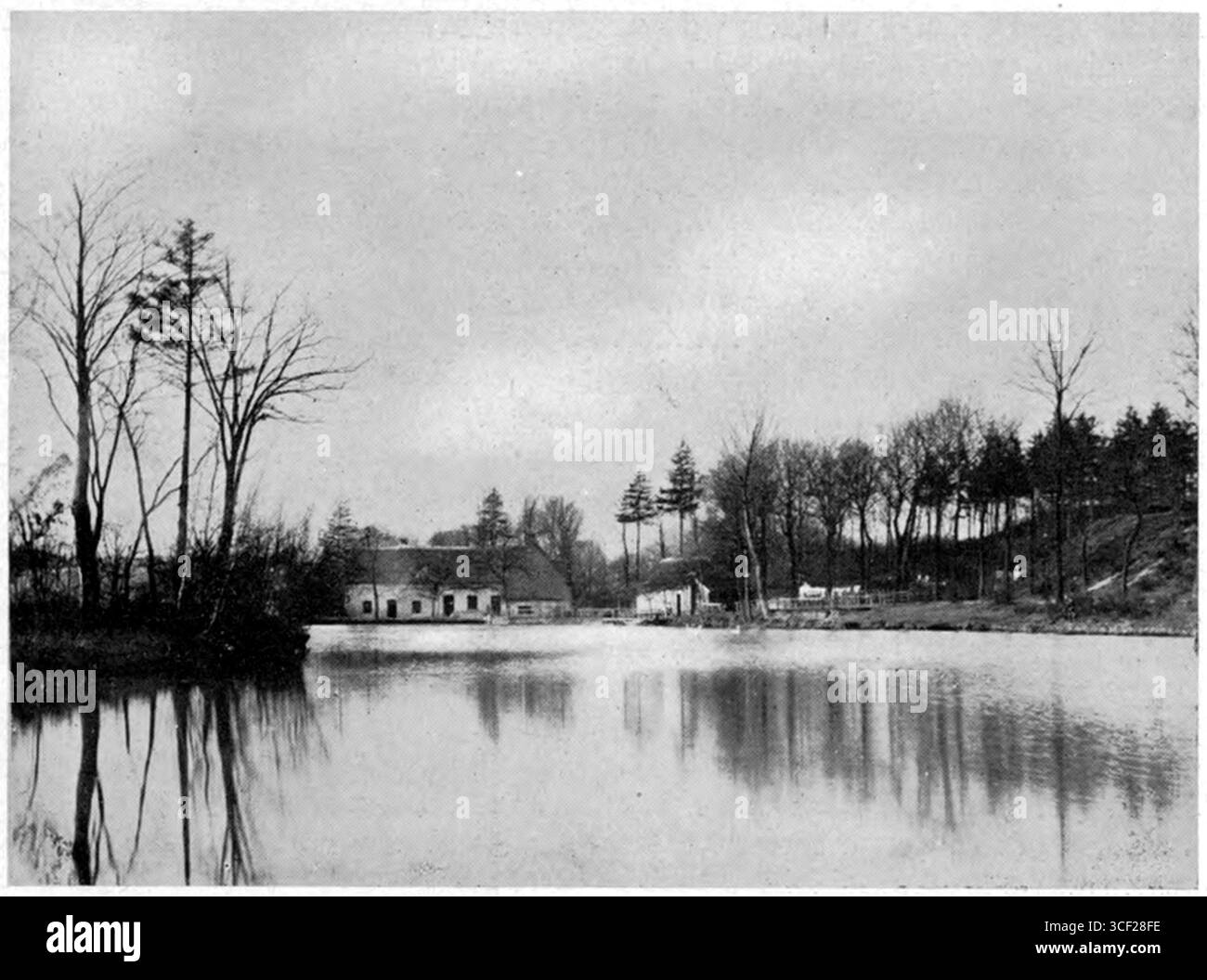Die obere Mühle (Bovenste Molen) in Venlo, Niederlande, fotografiert um 1900. Dieses Bild fängt die Mühle neben einem umliegenden Teich ein und zeigt die ländliche Landschaft und Architektur jener Zeit. Stockfoto