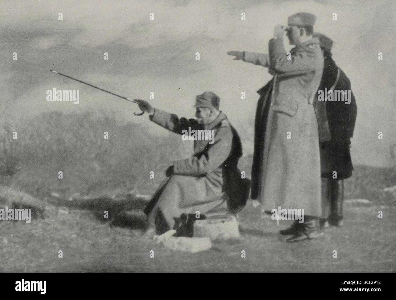 Der serbische König Petar beobachtet den Verlauf der Schlacht von CER an der Front der 2. Armee Serbiens im August 1914. Stockfoto