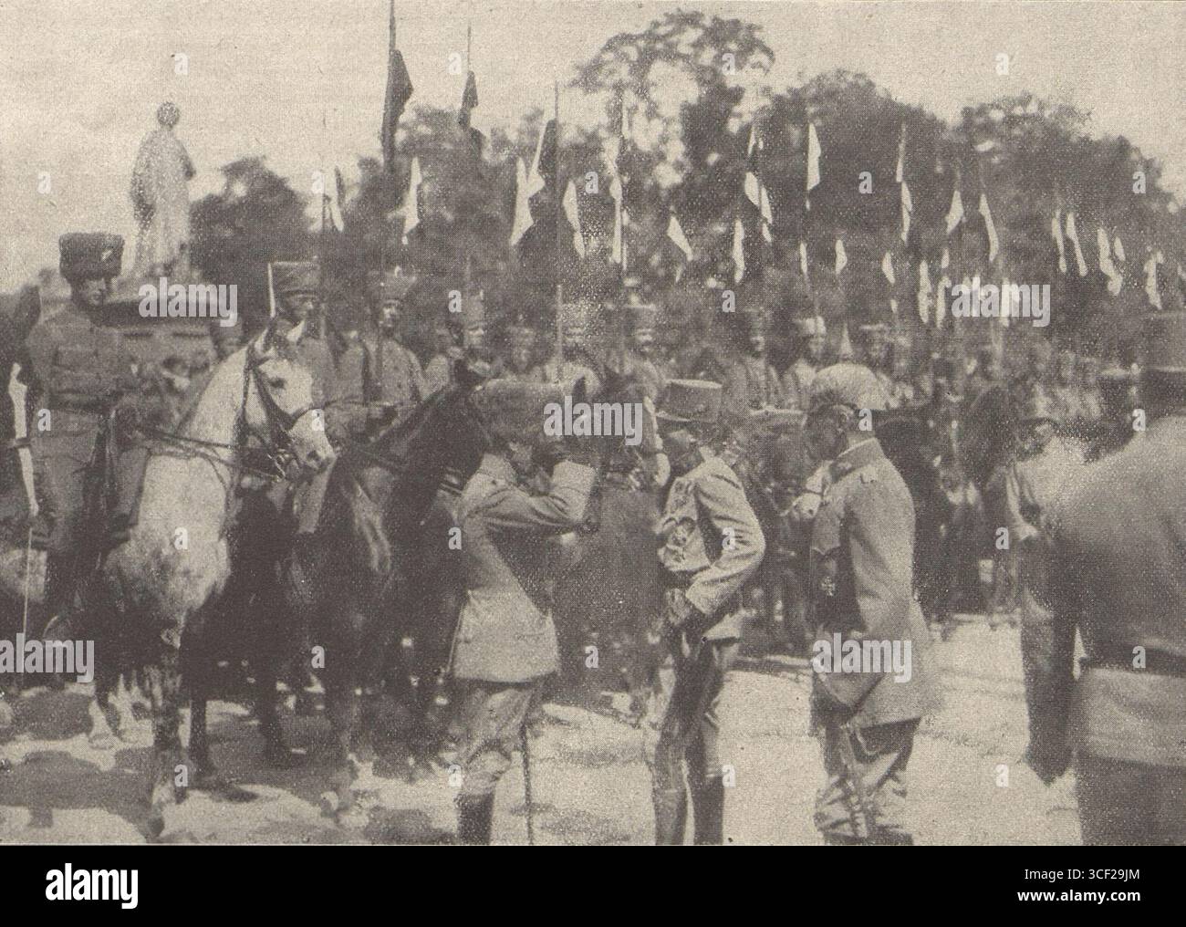 Kaiser Karl I. von Österreich spricht während des Ersten Weltkriegs mit dem Anführer einer deutschen Totenkopf-Husaren-Abteilung in Tarnopol. Das Foto wurde 1917 aufgenommen. Stockfoto