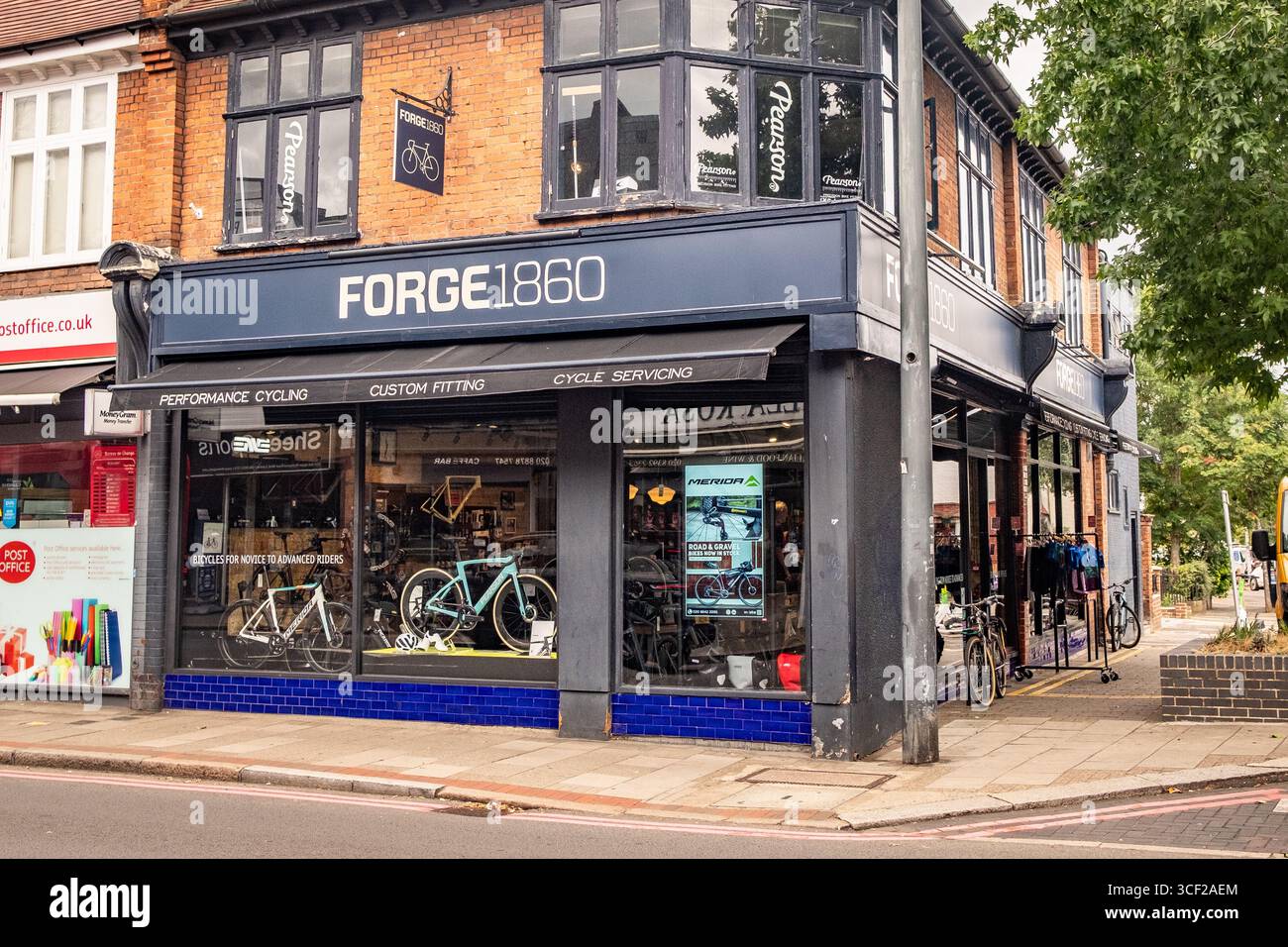LONDON – 5. AUGUST 2025: Fahrradgeschäft an der Upper Richmond Road in Mortlake East Sheen, Südwesten Londons Stockfoto