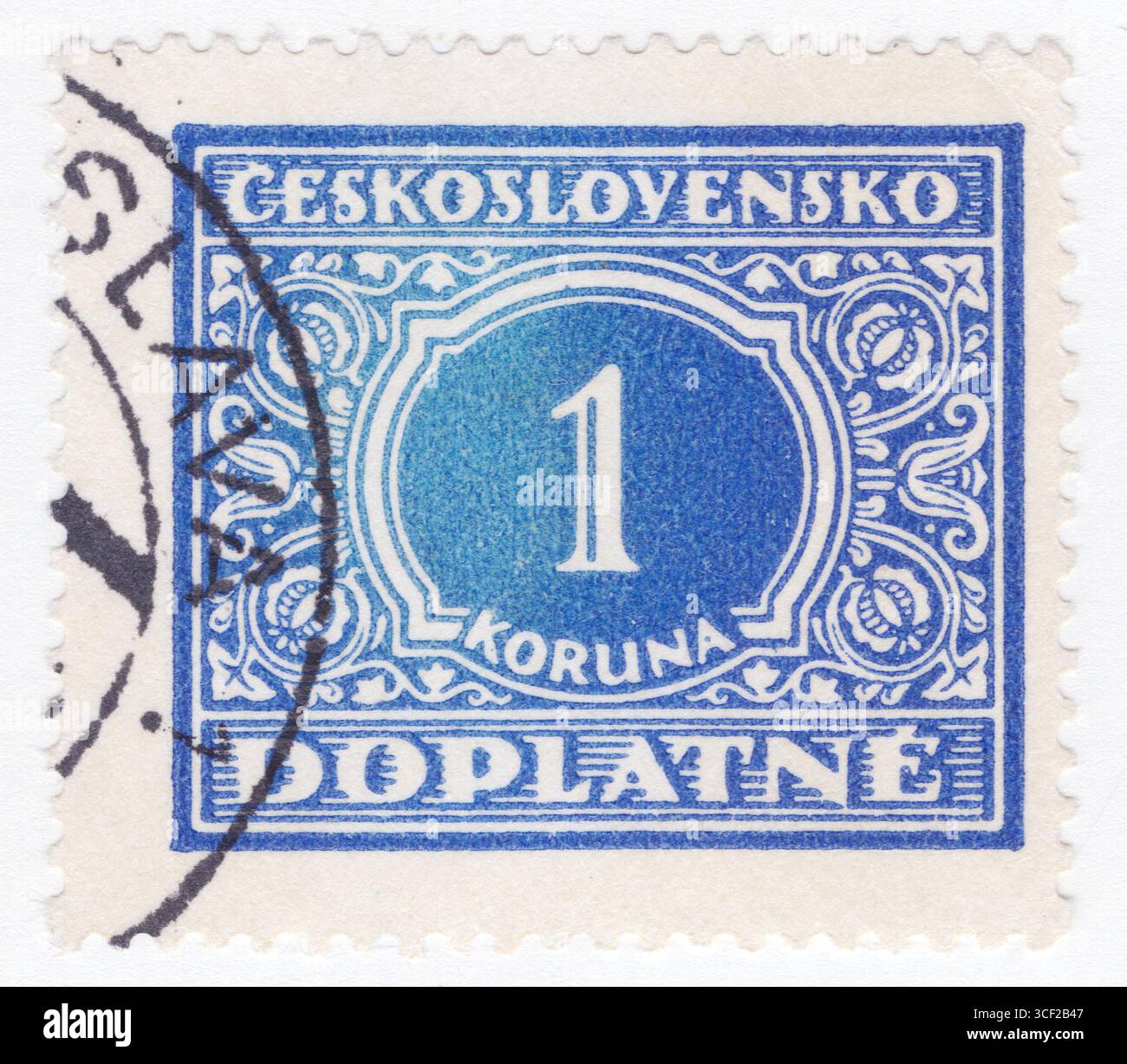 TSCHECHOSLOWAKEI - 1. Februar 1928: 1 Koruna Ultramarin Briefmarke mit abstraktem Kunstwerk mit Denomination, Blumenschmuck und Inschrift „DOPLATNE“ Stockfoto