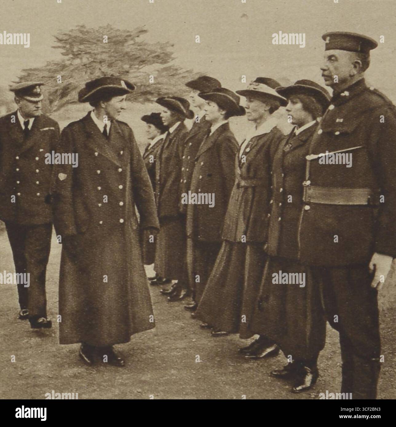 Dame Katharine Furse, G.B.E., eine britische Pflegeführerin, wird um 1918 Inspektionsoffiziere gezeigt. Furse spielte eine wichtige Rolle im Hilfskorps der Frauenarmee während des Ersten Weltkriegs und überwachte die Organisation von Freiwilligen für den Militärdienst. Stockfoto