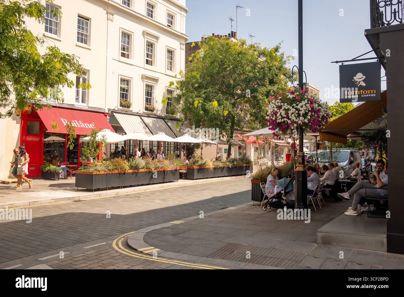 LONDON - 6. AUGUST 2025: Szene in der Ebury/Elizabeth Street in Belgravia Victoria, SW London Stockfoto
