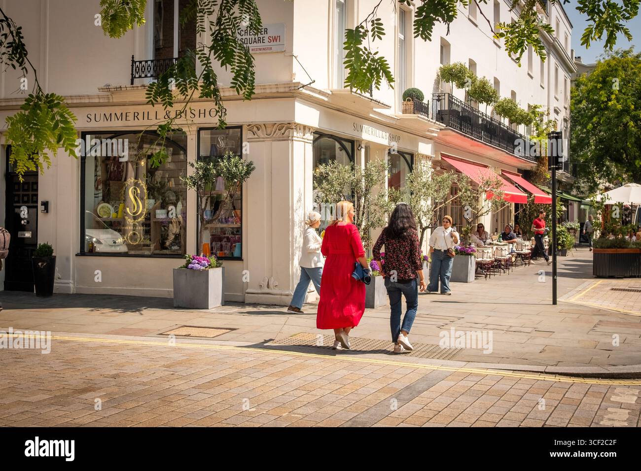 LONDON - 6. AUGUST 2025: Szene in der Ebury/Elizabeth Street in Belgravia Victoria, SW London Stockfoto